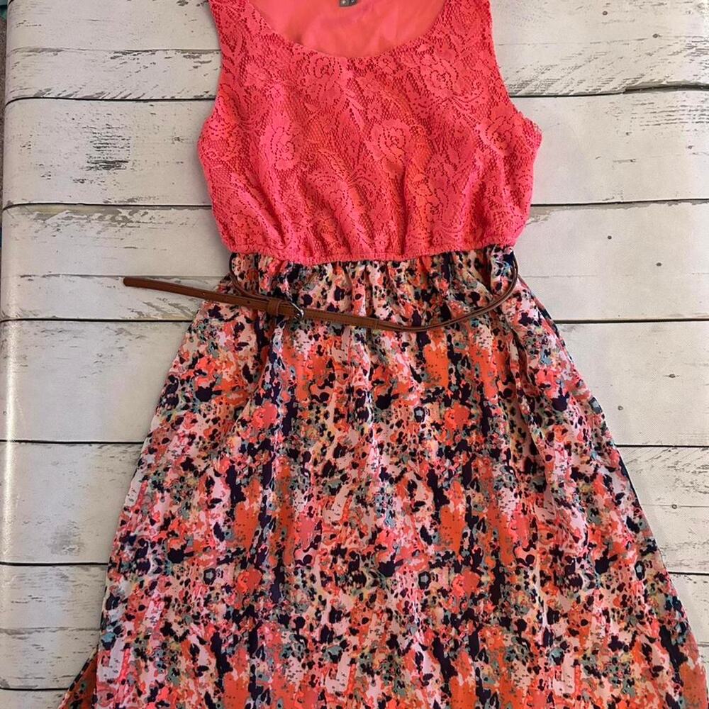 Sz M Coral lace top with floral and belt